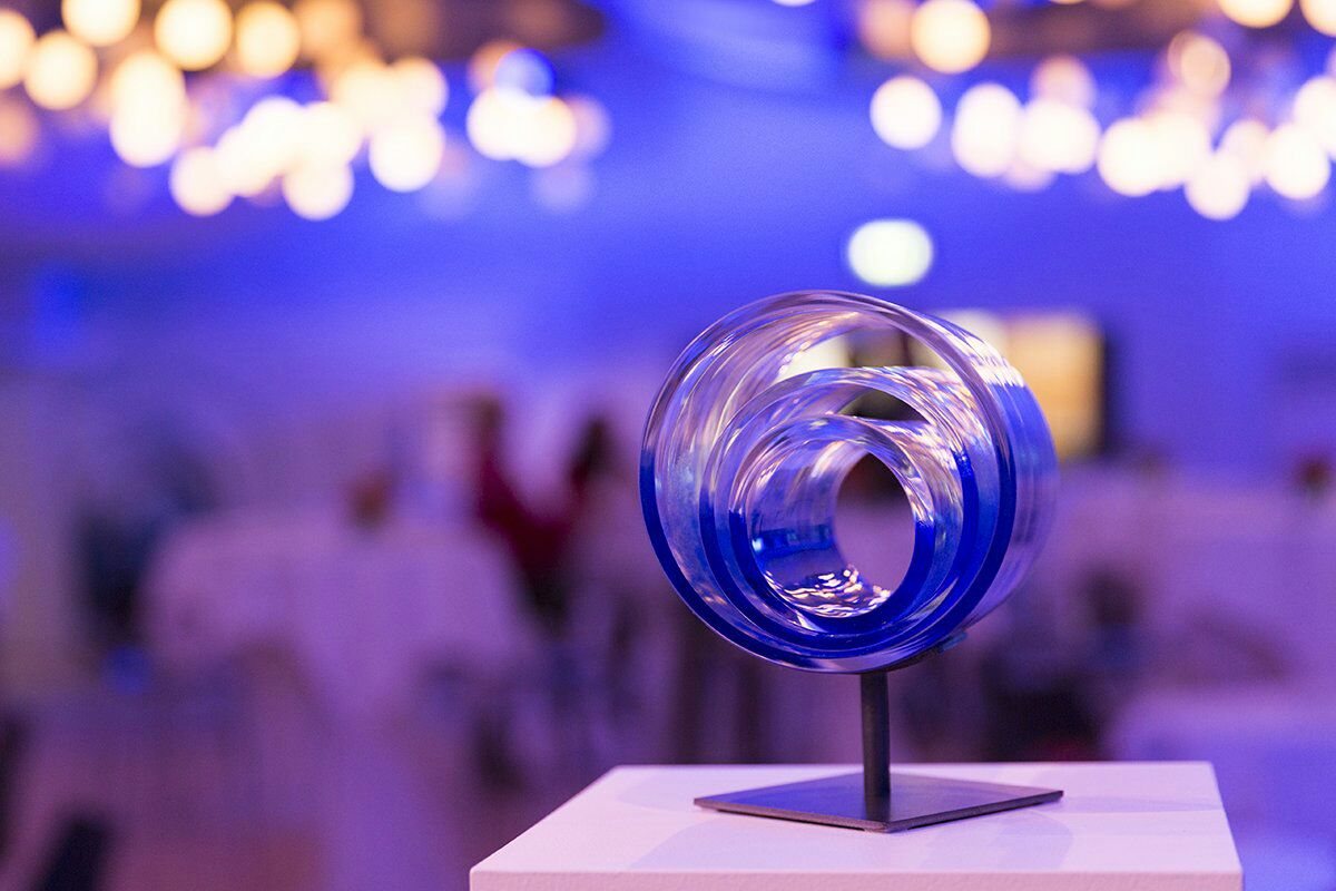 Szklana statuetka The Circulars 2017 na podstawie